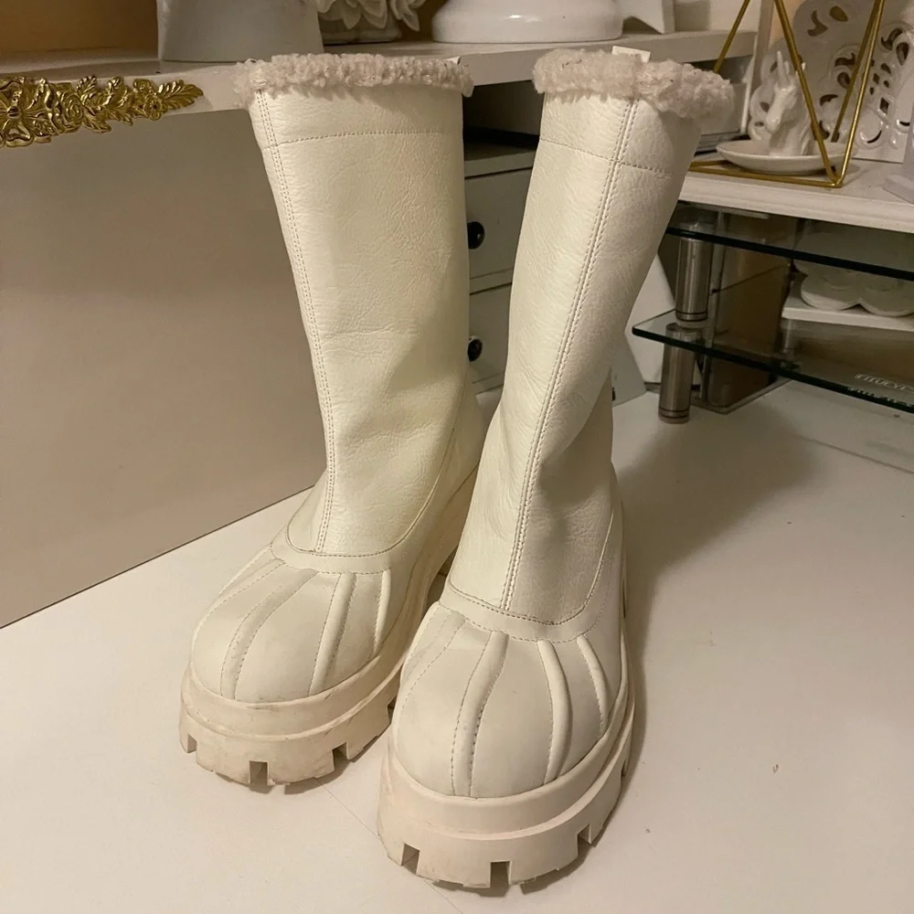 Asos gorgeous non-slip cozy boots in great conditions